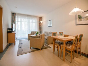 Fernseher, DVD-Player, Tischtennisplatte, Stereoanlage