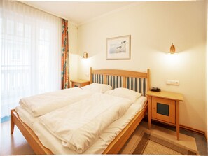 2 bedrooms, free WiFi, bed sheets - Comfort apartment with 2 bedrooms and balcony on the upper floor (Ostseebad Binz)