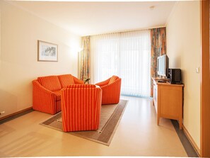 Fernseher, DVD-Player, Tischtennisplatte, Stereoanlage