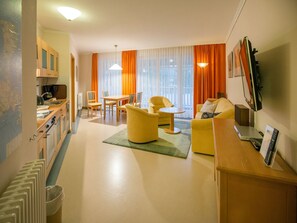 Fernseher, DVD-Player, Tischtennisplatte, Stereoanlage