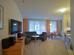 Fernseher, DVD-Player, Tischtennisplatte, Stereoanlage