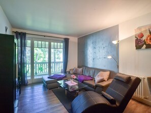 Fernseher, DVD-Player, Tischtennisplatte, Stereoanlage