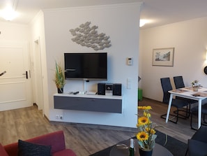 Fernseher, DVD-Player, Tischtennisplatte, Stereoanlage