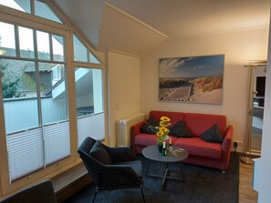 Fernseher, DVD-Player, Tischtennisplatte, Stereoanlage