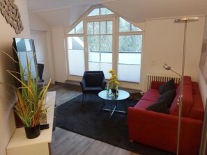 Fernseher, DVD-Player, Tischtennisplatte, Stereoanlage
