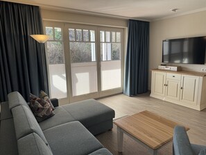 Fernseher, DVD-Player, Tischtennisplatte, Stereoanlage