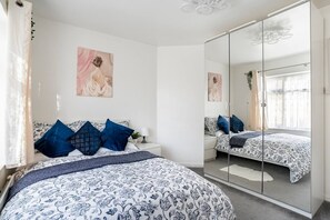 2 bedrooms, iron/ironing board, WiFi, bed sheets - Moydom- Cosy one bed apartment- 2 mins from Gants Hill Tube station (Gants Hill)