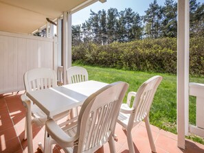 Outdoor dining - Comfort apartment with 1 bedroom and terrace on the first floor (Ostseebad Binz)