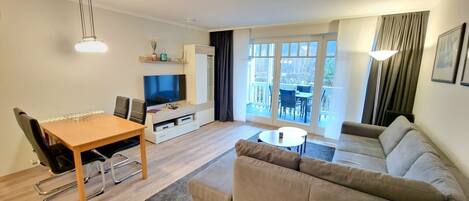 Fernseher, DVD-Player, Tischtennisplatte, Stereoanlage