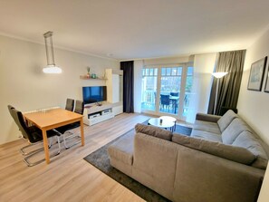 TV, DVD player, table tennis, stereo - Comfort plus apartment with 1 bedroom and balcony on the upper floor (Ostseebad Binz)