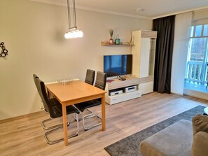 TV, DVD player, mesa de pingue-pongue, aparelho de som