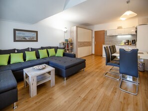 Fernseher, DVD-Player, Tischtennisplatte, Stereoanlage