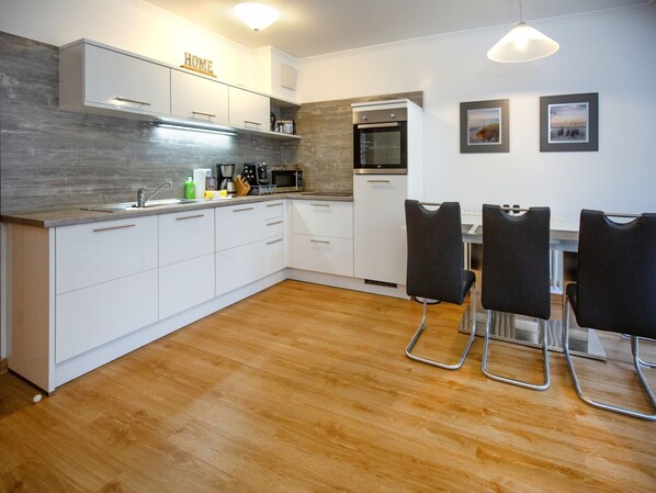 ثلاجة، ميكروويف، فرن، موقد طهي مسطح