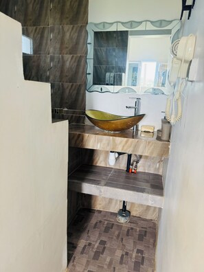 Ensemble douche/baignoire, sèche-cheveux, serviettes fournies, savon