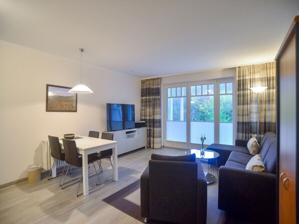 Fernseher, DVD-Player, Tischtennisplatte, Stereoanlage