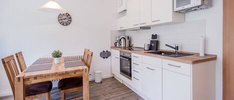 ثلاجة، ميكروويف، فرن، موقد طهي مسطح