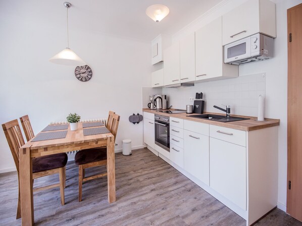 Fridge, microwave, oven, stovetop - Komfortplus Ferienwohnung mit 1 Schlafzimmer und Balkon im Dachgeschoss (Ostseebad Binz)