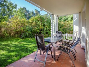 Outdoor dining - Comfortplus vacation apartment with 1 bedroom and terrace on the first floor (Ostseebad Binz)