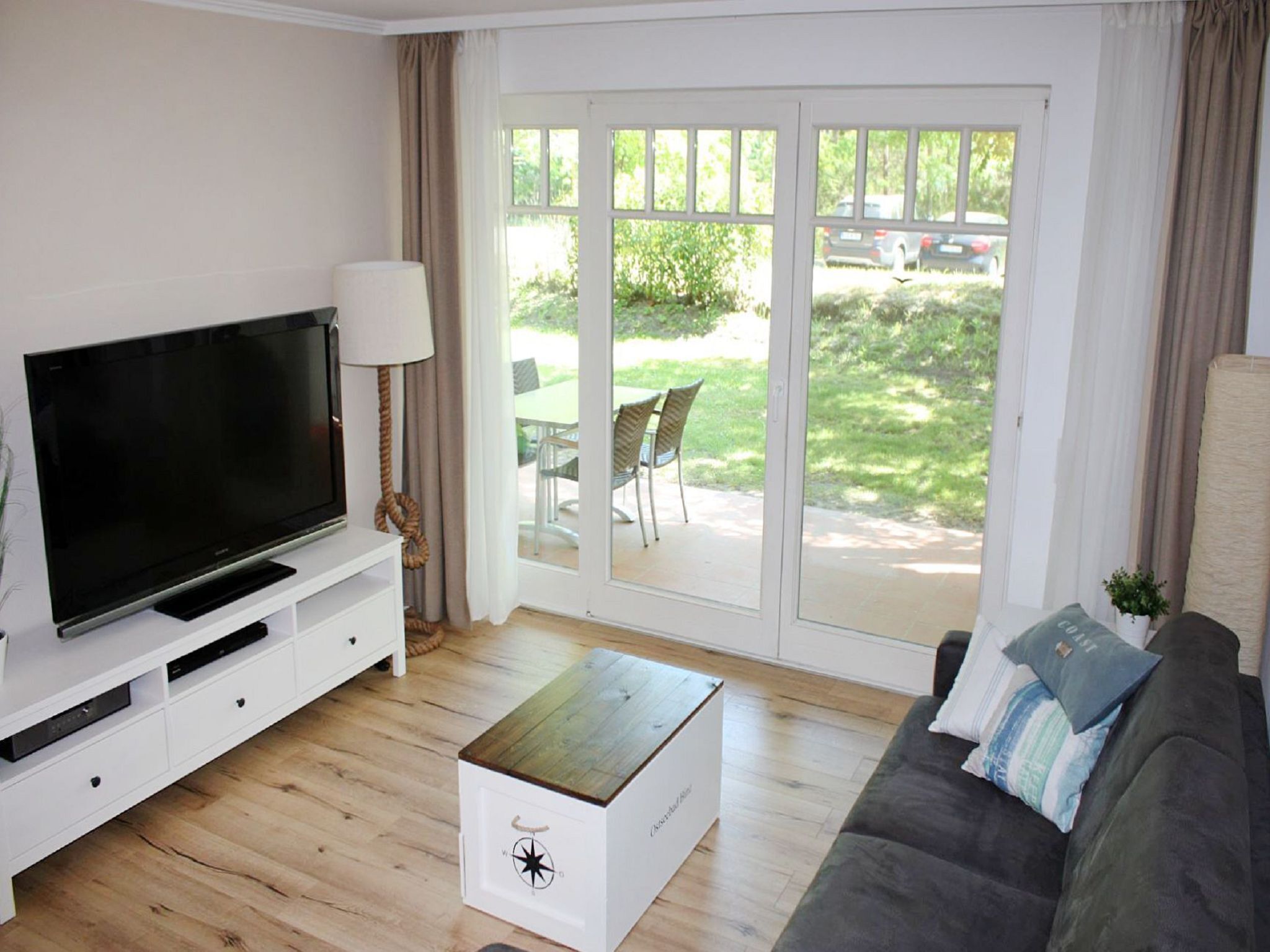 Fernseher, DVD-Player, Tischtennisplatte, Stereoanlage