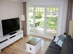 Fernseher, DVD-Player, Tischtennisplatte, Stereoanlage