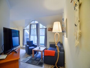 Fernseher, DVD-Player, Tischtennisplatte, Stereoanlage