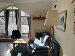 テレビ、DVD プレーヤー、卓球台、ステレオ