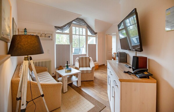 Fernseher, DVD-Player, Tischtennisplatte, Stereoanlage