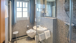 Un bagno con il water, un lavandino e una doccia.