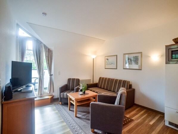 TV, DVD player, table tennis, stereo