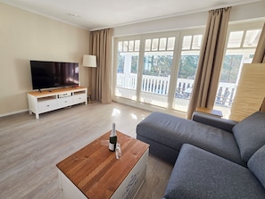 Fernseher, DVD-Player, Tischtennisplatte