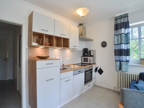 Fridge, microwave, oven, stovetop - Comfort apartment with 1 bedroom and balcony on the top floor (Ostseebad Binz)