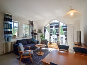 Fernseher, DVD-Player, Tischtennisplatte, Stereoanlage