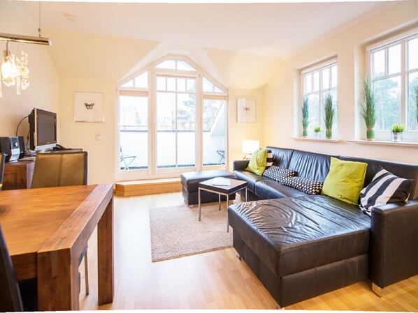 Fernseher, DVD-Player, Tischtennisplatte, Stereoanlage