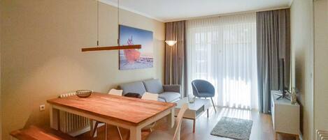 Una televisión, un reproductor de DVD, una mesa de tenis de mesa