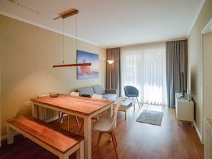 Fernseher, DVD-Player, Tischtennisplatte