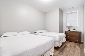 4 bedrooms, iron/ironing board, WiFi, bed sheets
