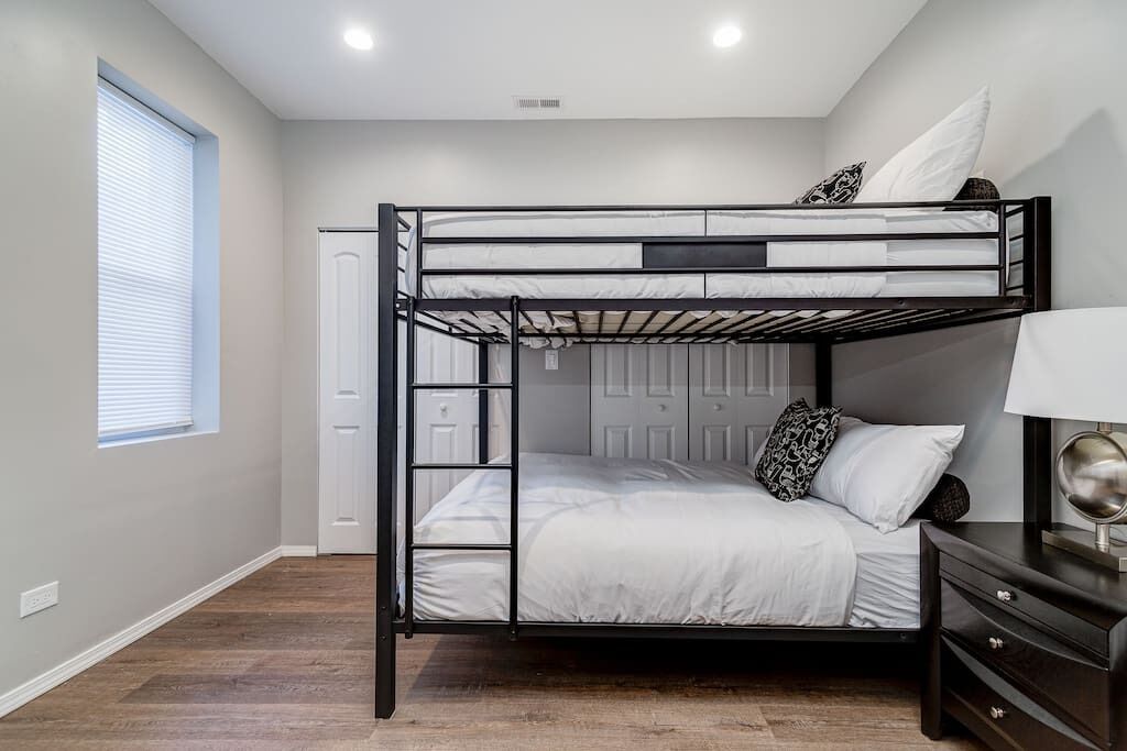 4 bedrooms, iron/ironing board, WiFi, bed sheets
