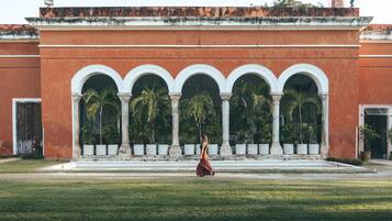Vista frontal de la propiedad