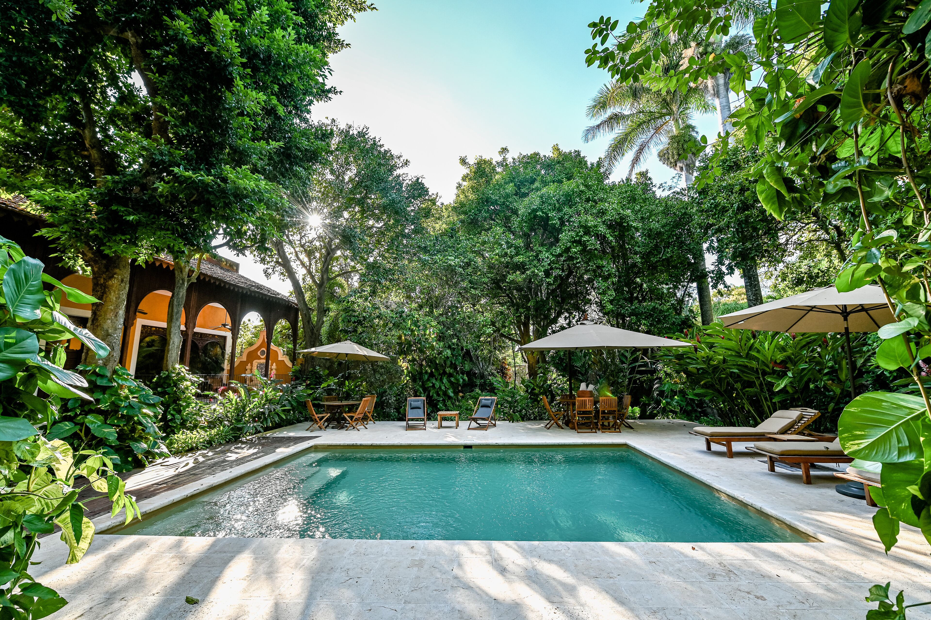 2 Außenpools, Sonnenschirme, Liegestühle
