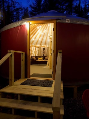 Una yurta acogedora con exterior de madera y ambiente cálido.