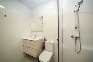 Een douche, handdoeken