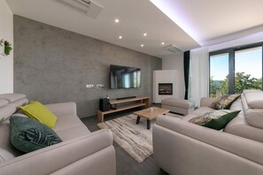 Televisión y chimenea
