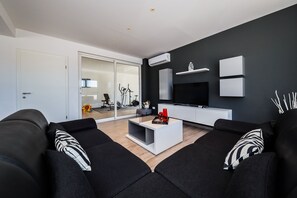 TV - Villa Escape with Pool (Kaštel Stari)