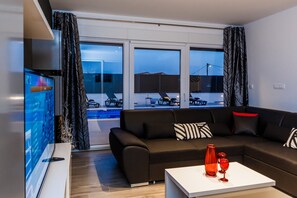 TV - Villa Escape with Pool (Kaštel Stari)