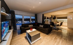 TV - Villa Escape with Pool (Kaštel Stari)