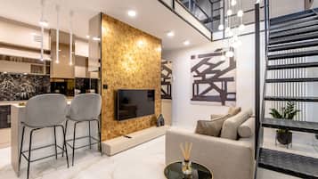 Căn hộ có thiết kế đặc sắc, bồn tắm nước nóng | Phòng khách | TV