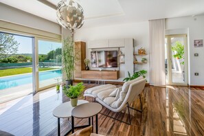 TV - Villa Soriso with Pool (Pula)
