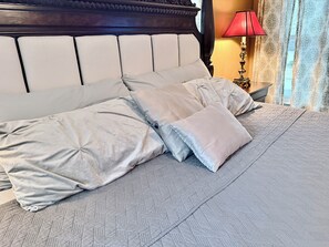 3 bedrooms, desk, iron/ironing board, travel crib
