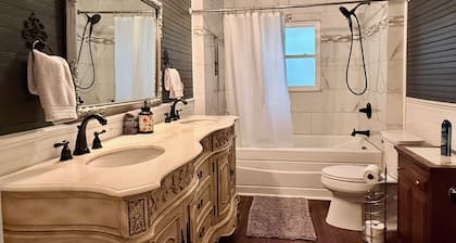 Elegant Mansion on Main Street – Spacious, Stylish & Central