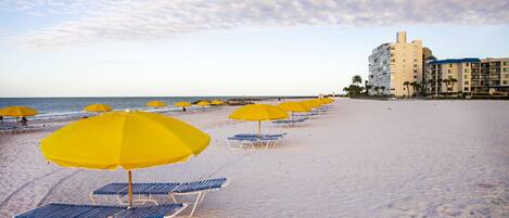 Una playa cerca, sillas reclinables de playa, toallas de playa